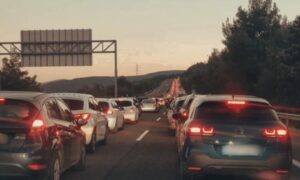 Χάος στην Αθηνών – Λαμίας: Ανατροπή φορτηγού στα Οινόφυτα