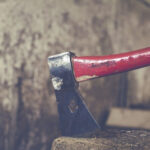 Αδιανόητη τραγωδία: Του έφυγε το τσεκούρι από τα χέρια και σκοτώθηκε