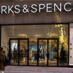 Θα τα φοράς Non-Stop: Τα ανοιξιάτικα φλατ mules από τα Marks & Spencer που γίνονται ανάρπαστα σε μαύρο & λευκό