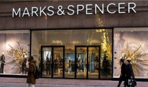 Θα τα φοράς Non-Stop: Τα ανοιξιάτικα φλατ mules από τα Marks & Spencer που γίνονται ανάρπαστα σε μαύρο & λευκό