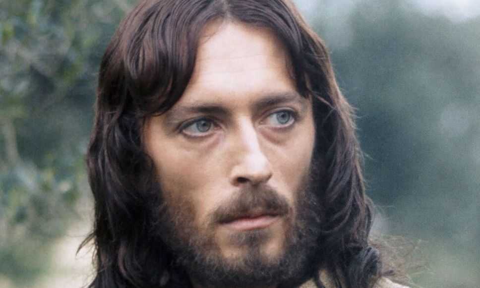 Σπάνια δημόσια εμφάνιση για τον «Ιησού από τη Ναζαρέτ» - Δείτε πώς είναι σήμερα ο Ρόμπερτ Πάουελ