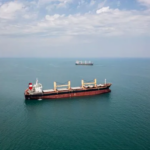 Συναγερμός για ελληνικό δεξαμενόπλοιο: Χτυπήθηκε το «Maran Homer»