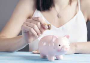 Πόσα λεφτά πρέπει να βάζεις στην άκρη κάθε μήνα για να πας διακοπές το καλοκαίρι