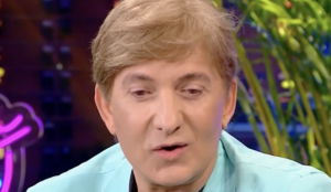 Δελαπόρτας για Βασίλη Λογοθετίδη: «Η γυναίκα του ερωτεύτηκε τον δάσκαλο οδήγησης, πήγαν να αυτοκτονήσουν, έπεσαν σε έναν γκρεμό και…»