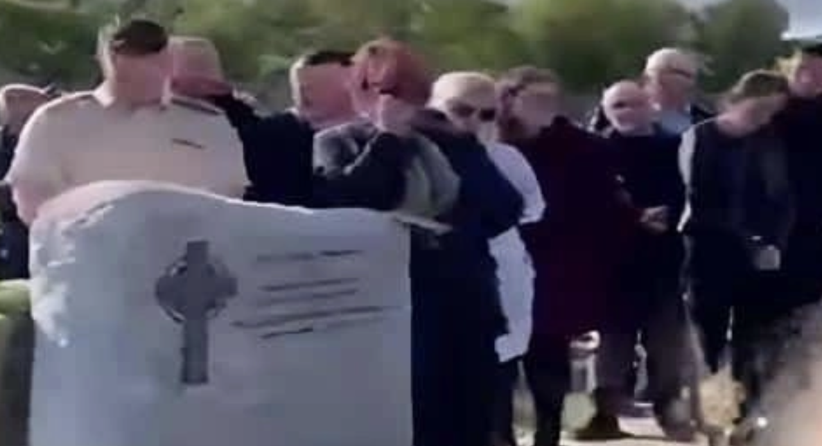 «Βγάλτε με έξω, είναι σκοτεινά εδώ»: Άνδρας φώναζε από τον τάφο στην κηδεία του