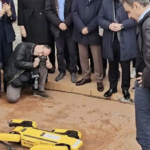 Χαμός με το βίντεο όπου ο Μητσοτάκης μιλάει με σκύλο-ρομπότ