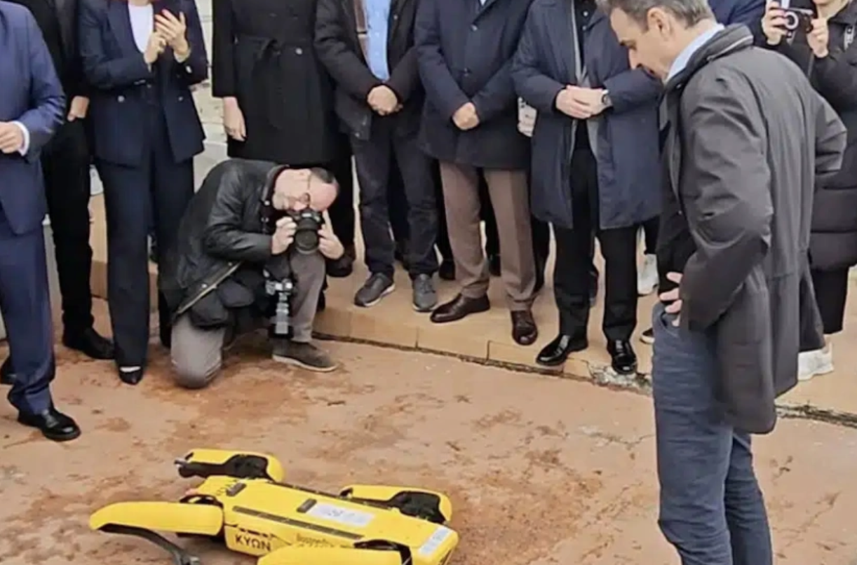 Χαμός με το βίντεο όπου ο Μητσοτάκης μιλάει με σκύλο-ρομπότ