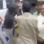 Χάος στην Ινδία υπό τον φόβο έλλειψης καυσίμων: Ουρές και ξύλο σε βενζινάδικα