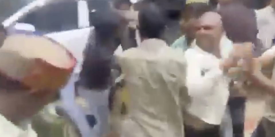 Χάος στην Ινδία υπό τον φόβο έλλειψης καυσίμων: Ουρές και ξύλο σε βενζινάδικα