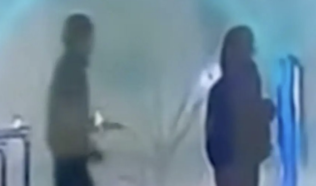 Τρόμος για τον μασκοφόρο με μαχαίρι – Επιτέθηκε σε γυναίκα στη μέση του δρόμου (vid)