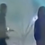 Τρόμος για τον μασκοφόρο με μαχαίρι – Επιτέθηκε σε γυναίκα στη μέση του δρόμου (vid)