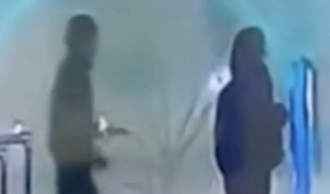 Τρόμος για τον μασκοφόρο με μαχαίρι - Επιτέθηκε σε γυναίκα στη μέση του δρόμου (vid)