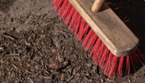 Γιατί «δεν κάνει» να σκουπίζεις τη Μεγάλη Εβδομάδα