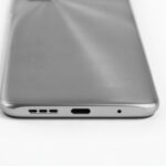 Ξέρετε τι είναι οι τρύπες του κινητού δίπλα στην είσοδο του φορτιστή και σε τι χρησιμεύουν;