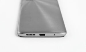 Ξέρετε τι είναι οι τρύπες του κινητού δίπλα στην είσοδο του φορτιστή και σε τι χρησιμεύουν;