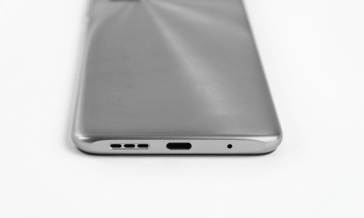 Ξέρετε τι είναι οι τρύπες του κινητού δίπλα στην είσοδο του φορτιστή και σε τι χρησιμεύουν;