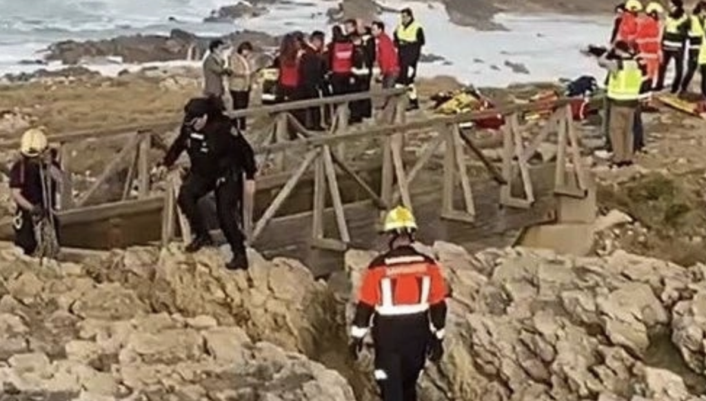 Σοκ! Κατέρρευσε γέφυρα – Τουλάχιστον 4 νεκροί