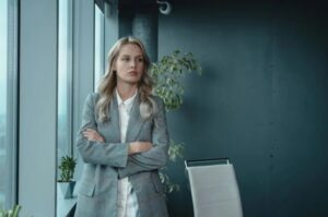 Η κοπέλα του κοιμήθηκε με το αφεντικό της για να πάρει προαγωγή