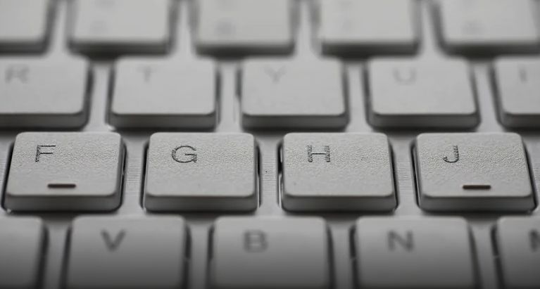 Γιατί υπάρχουν ανάγλυφα σημάδια στα πλήκτρα F και J;