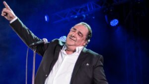 «Η δική μου πατρίδα…» – Αυτό είναι το ακυκλοφόρητο τραγούδι του Βασίλη Καρρά