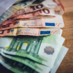 Ανατροπή με το Δώρο Πάσχα 2026 μετά την αύξηση στον κατώτατο μισθό