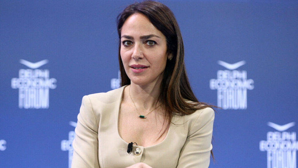 Δόμνα Μιχαηλίδου: 2.400 κατοικίες σε στρατόπεδα