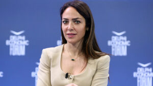 Δόμνα Μιχαηλίδου: 2.400 κατοικίες σε στρατόπεδα