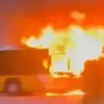Φρίκη! Άνδρας αυτοπυρπολήθηκε σε λεωφορείο – Έξι νεκροί