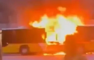 Φρίκη! Άνδρας αυτοπυρπολήθηκε σε λεωφορείο – Έξι νεκροί