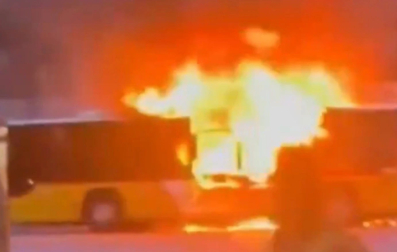 Φρίκη! Άνδρας αυτοπυρπολήθηκε σε λεωφορείο – Έξι νεκροί