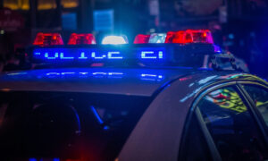 Σοκ στα Εξάρχεια: Αυτοκίνητο έπεσε σε καφετέρια – Τραυματίας διανομέας