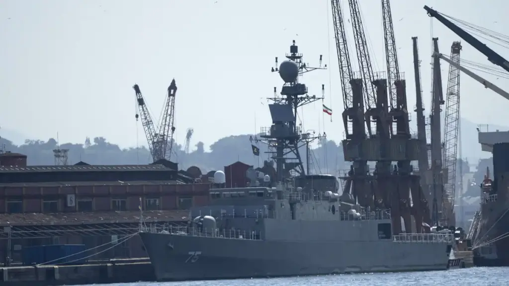 Φρεγάτα δέχθηκε επίθεση – Αγνοούνται τουλάχιστον 100 άτομα