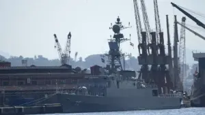 Φρεγάτα δέχθηκε επίθεση – Αγνοούνται τουλάχιστον 100 άτομα