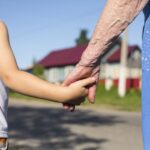 Νταντάδες Γειτονιάς: Πώς θα πάρουν 500 ευρώ οι γιαγιάδες κι οι παππούδες