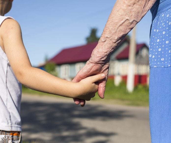 «ΝΤΑΝΤΑΔΕΣ ΤΗΣ ΓΕΙΤΟΝΙΑΣ»: ΤΟΤΕ ΞΕΚΙΝΟΥΝ ΟΙ ΑΙΤΗΣΕΙΣ – ΠΩΣ ΘΑ ΠΑΡΟΥΝ 500 ΕΥΡΩ ΤΟΝ ΜΗΝΑ ΟΙ ΓΙΑΓΙΑΔΕΣ ΚΑΙ ΟΙ ΠΑΠΠΟΥΔΕΣ ΠΟΥ ΠΡΟΣΕΧΟΥΝ ΤΑ ΕΓΓΟΝΙΑ ΤΟΥΣ