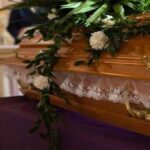 Πανικός σε κηδεία: Άνοιξε τα μάτια και άρχισε να αναπνέει