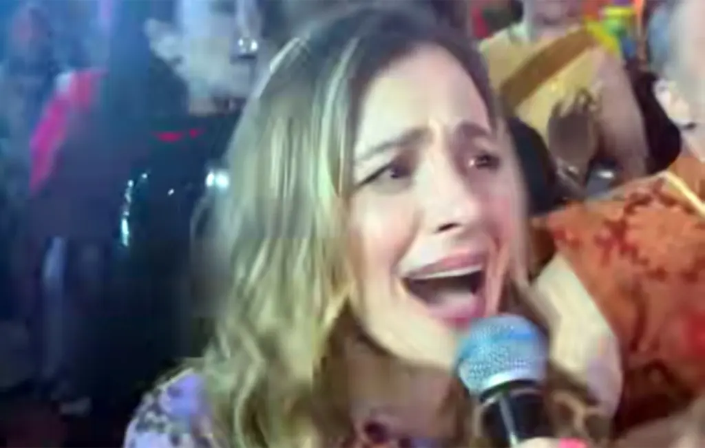 Το βίντεο που κάνει χαμό – Η Μποφίλιου τραγουδά το «Φωτιά με φωτιά» του Πάνου Κιάμου