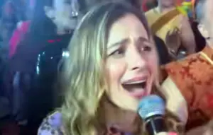 Το βίντεο που κάνει χαμό – Η Μποφίλιου τραγουδά το «Φωτιά με φωτιά» του Πάνου Κιάμου