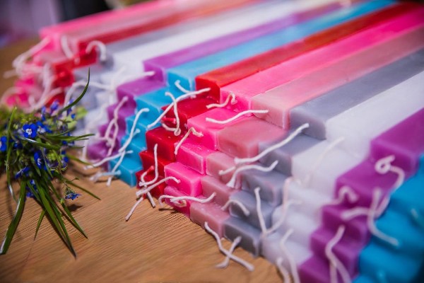 Λαμπάδα τέλος: Σε ποια ηλικία σταματούν οι υποχρεώσεις του νονού στο βαφτιστήρι του