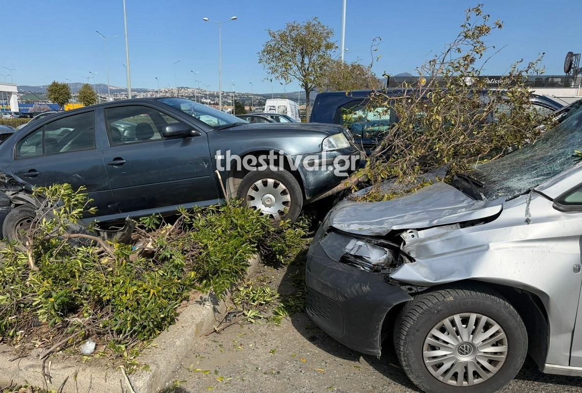 Εικόνες καταστροφής σε πάρκινγκ της Θεσσαλονίκης-Πήρε σβάρνα 9 αυτοκίνητα