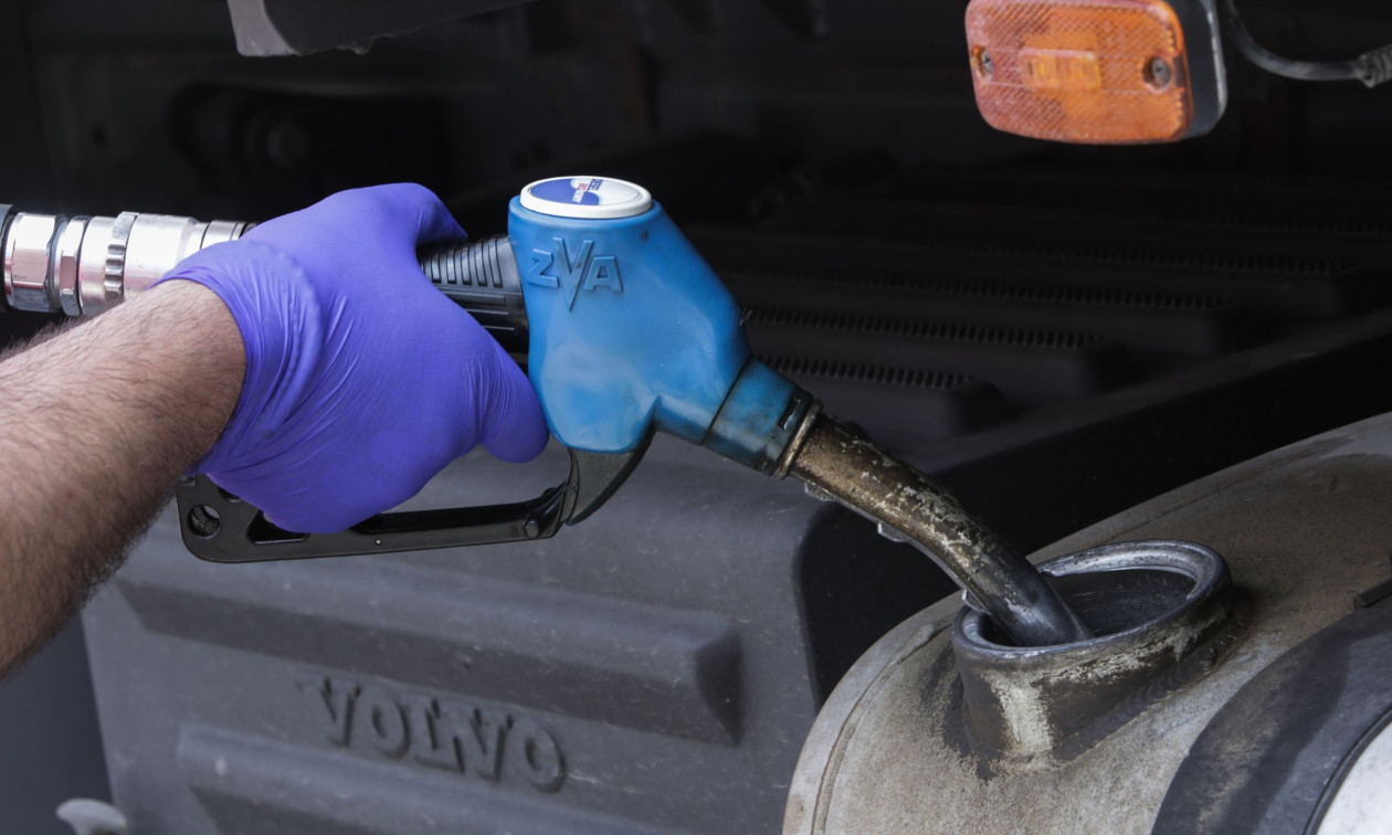 Βενζίνη με 0,01 ευρώ το λίτρο: Πανικός σε πρατήριο οδηγοί έτρεχαν με μπιτόνια